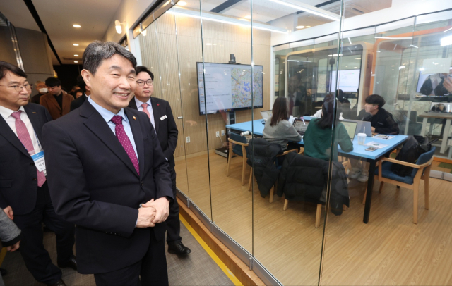 이주호 부총리 겸 교육부 장관이 23일 서울 동작구 중앙대학교 창업교육지원센터를 방문해 대학 창업 관련 공간을 살펴보고 있다. 연합뉴스