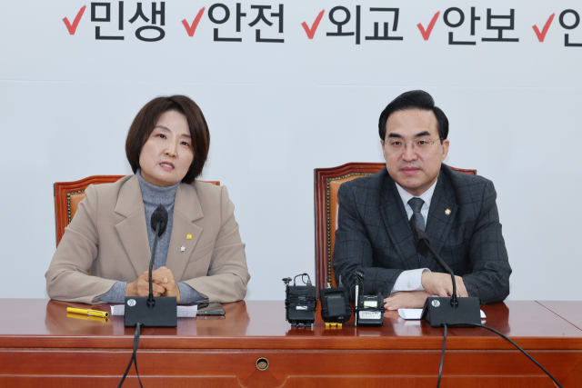 이은주 정의당 원내대표(왼쪽)가 6일 국회에서 열린 더불어민주당 박홍근 원내대표와의 회동에서 발언하고 있다. 연합뉴스