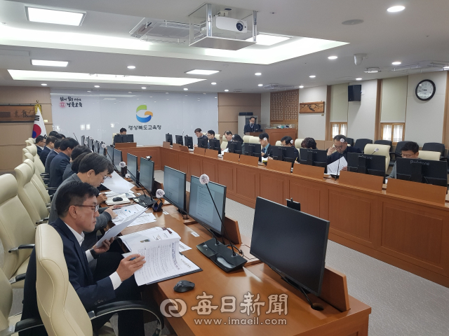 김태형 경북교육청 부교육감과 국장, 부서장으로 구성된 