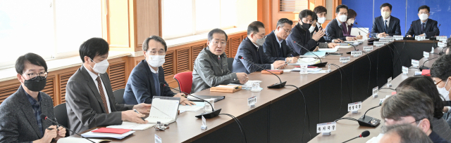 홍준표 대구시장은 6일 시청 산격청사에서 열린 간부회의에서 