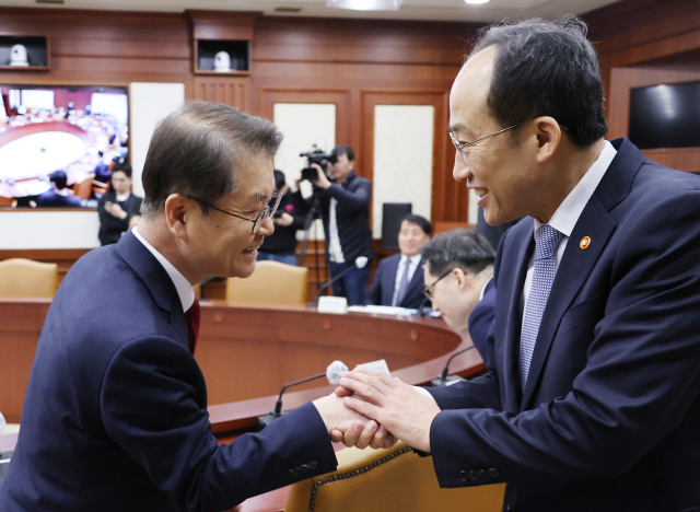추경호 경제부총리 겸 기획재정부 장관이 6일 정부서울청사에서 열린 비상경제장관회의에 참석하며 이정식 고용노동부 장관과 인사하고 있다. 연합뉴스