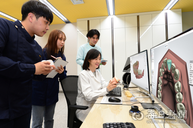 대구보건대 마이스터대학 관련 학과인 치기공학과의 전공 실습 장면. 대구보건대 제공