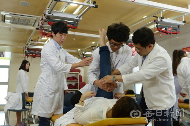 대구보건대 마이스터대학 관련 학과인 물리치료학과 전공 실습 장면. 대구보건대 제공