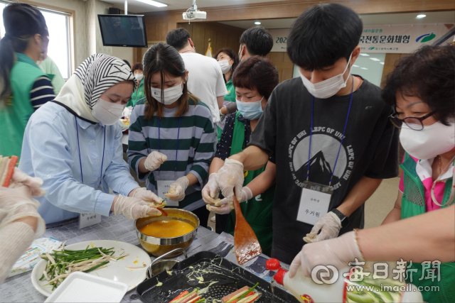 영진전문대 사회봉사단이 재학 중인 외국인 유학생을 대상으로 추석맞이 K-푸드 체험 활동에 나선 모습. 영진전문대 제공