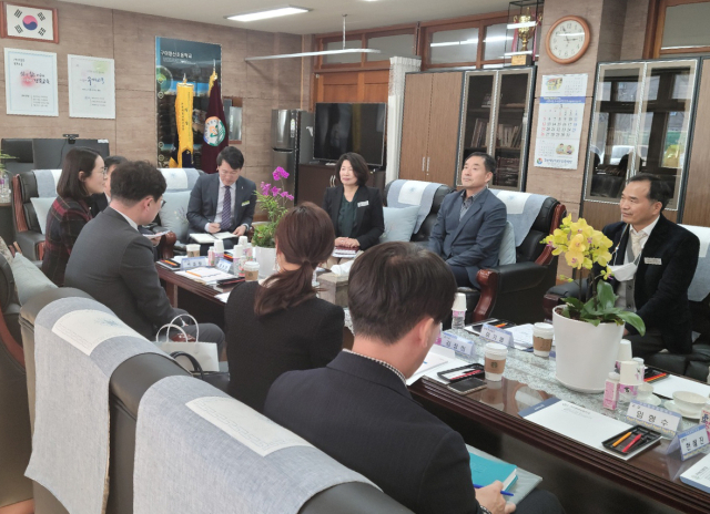 박종활 경북교육청 정책국장과 교육부 관계자, 이용희 구미왕산초 교장 등이 늘봄학교가 시행되고 있는 구미왕산초등학교에서 관련 간담회를 진행하고 있다. 경북교육청 제공
