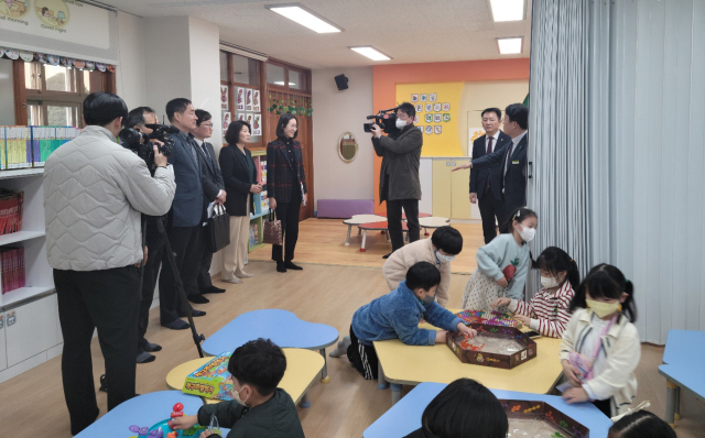 박종활 경북교육청 정책국장과 교육부 관계자, 이용희 구미왕산초 교장 등이 지난 6일 늘봄학교가 시범 운영되고 있는 구미왕산초등학교에서 현장 점검을 하고 있다. 경북교육청 제공