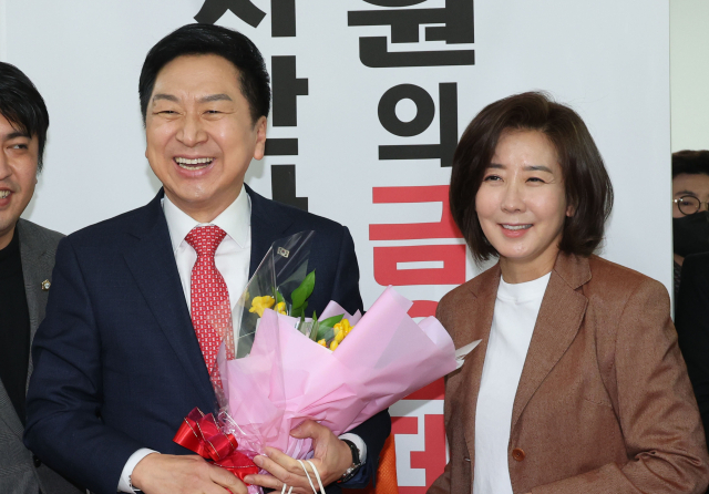 국민의힘 김기현 당 대표 후보가 6일 오전 서울 동작구에서 열린 동작을 당협 당원간담회에 참석해 환영 꽃다발을 받고 당협위원장인 나경원 전 의원과 함께 기념촬영하고 있다. 연합뉴스