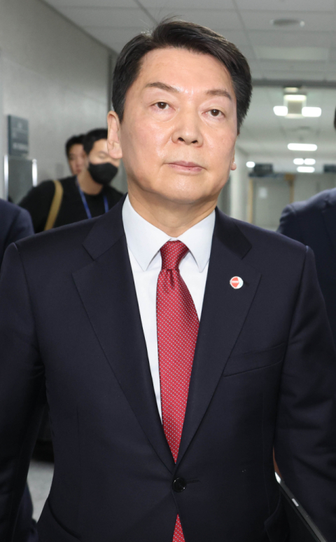 국민의힘 당대표 후보인 안철수 의원이 지난 3월 6일 국회 의원회관에서 대통령실의 전당대회 선거개입 관련 긴급기자회견을 마친 뒤 회견장을 나서고 있다. 연합뉴스