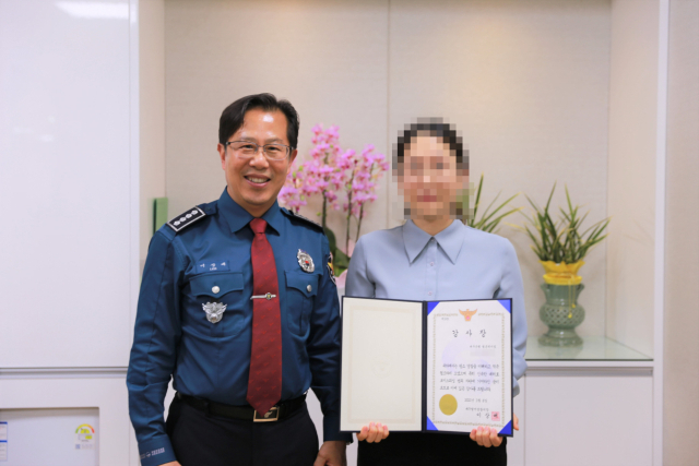 이상배(왼쪽) 대구달서경찰서장이 보이스피싱 피해를 예방한 대구은행 월촌역지점 직원에게 감사장을 전달했다. 달서서 제공
