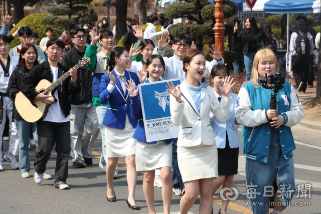 7일 오후 대구 달서구 계명대학교 성서캠퍼스에서 열린 동아리 가두모집 행사에서 학생들이 신입 단원 모집을 위해 패션쇼를 펼치고 있다. 안성완 기자 asw0727@imaeil.com