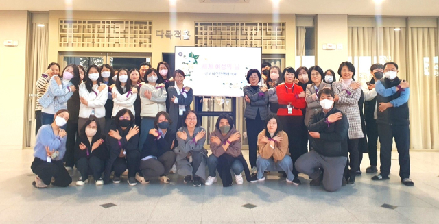 경북여성정책개발원 임직원들은 7일 세계 여성의 날을 기념해 양성평등 실현을 다지는 퍼포먼스와 결의를 다졌다. 경북여성정책개발원 제공