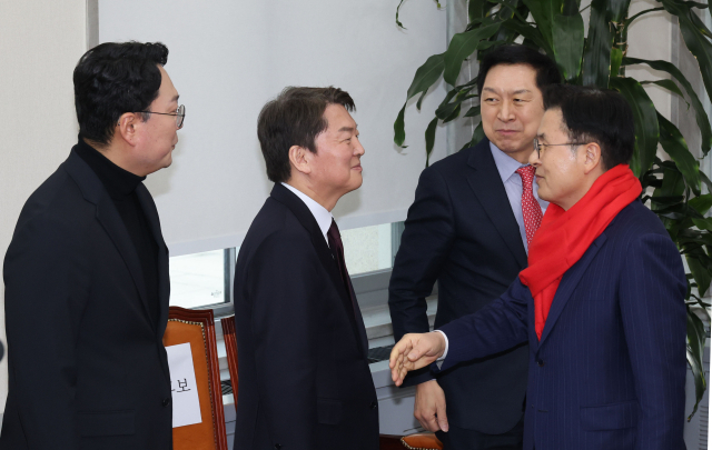 국민의힘 황교안 당 대표 후보(오른쪽부터), 김기현 당 대표 후보, 안철수 당 대표 후보, 천하람 당 대표 후보가 10일 오후 서울 여의도 국회에서 열린 국민의힘 