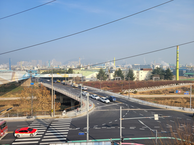 대구시가 지난 2015년 국토교통부에 공모하면서 시작한 염색산업단지 노후산단 재생사업이 마무리 됐다. 사진은 주 도로인 비산교가 4차로에서 5차로로 넓힌 모습. 대구시 제공