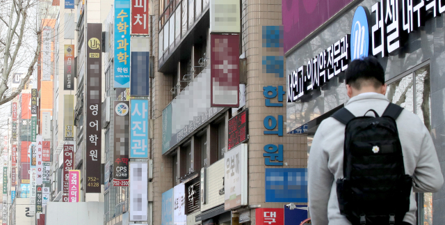 7일 수학·영어 등 과목별 소규모 학원이 밀집해 있는 대구 수성구 범어동 학원가로 학생들이 지나고 있다. 김영진 기자 kyjmaeil@imaeil.com