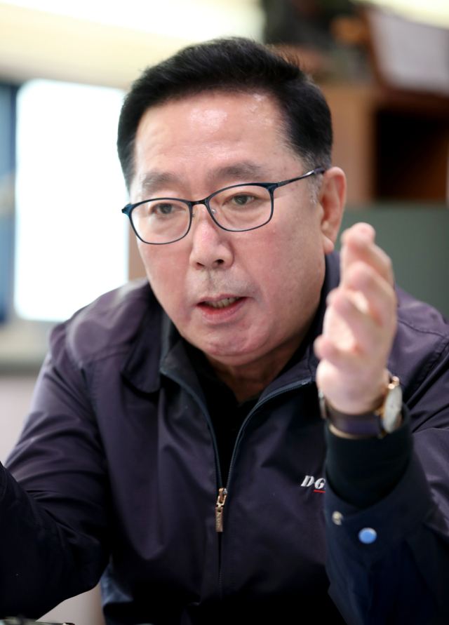 7일 동아금속에서 만난 정한일 대표가 새롭게 사업을 꾸리고 있는 디씨티의 퀀텀닷 기술에 대해 설명하고 있다. 김영진 기자 kyjmaeil@imaeil.com