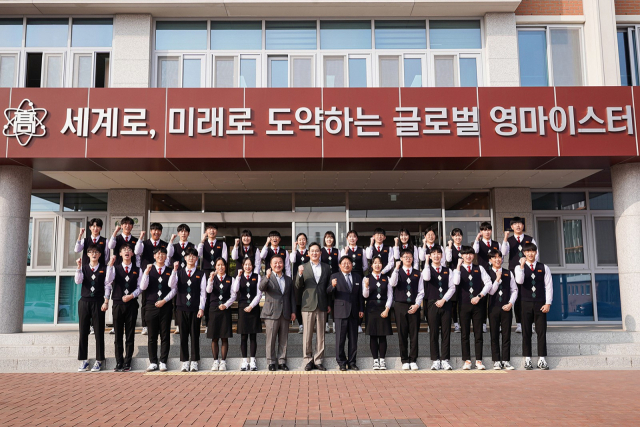 이재용 삼성전자 회장이 7일 구미전자공고를 방문, 인쇄회로기판(PCB) 설계 수업 현장을 참관하고 학생들과 