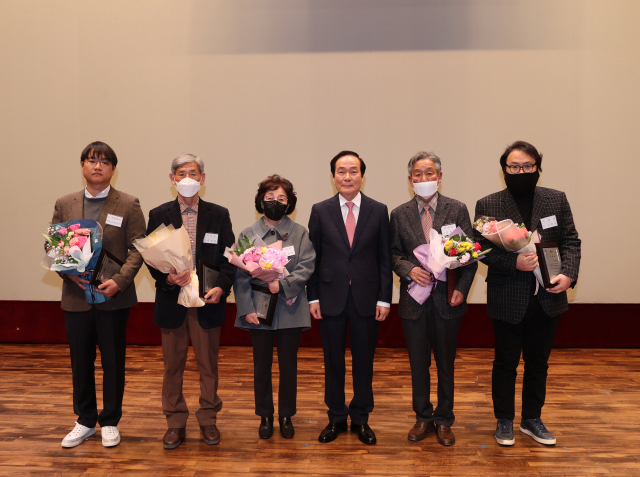 의성군 유공납세자들이 김주수 의성군수로부터 표창패를 받고 기념촬영을 하고 있다. 의성군 제공