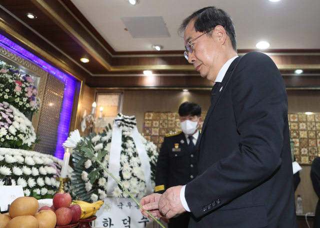 한덕수 국무총리가 8일 오전 전북 전주시 덕진구 한 장례식장에 마련된 화재 현장에서 순직한 성공일 소방사의 빈소를 조문하고 있다. 연합뉴스
