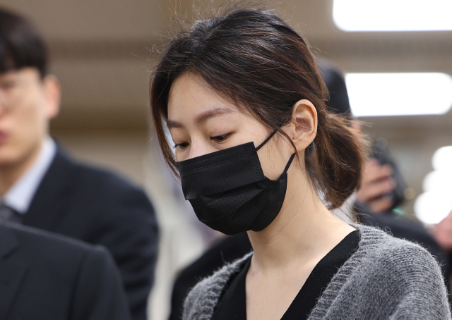 지난해 5월 음주운전을 하다 가로수와 변압기 등을 들이받은 사고를 낸 배우 김새론이 8일 오전 서울 서초구 서울중앙지법에서 열린 첫 번째 1심 공판에 출석하고 있다. 연합뉴스