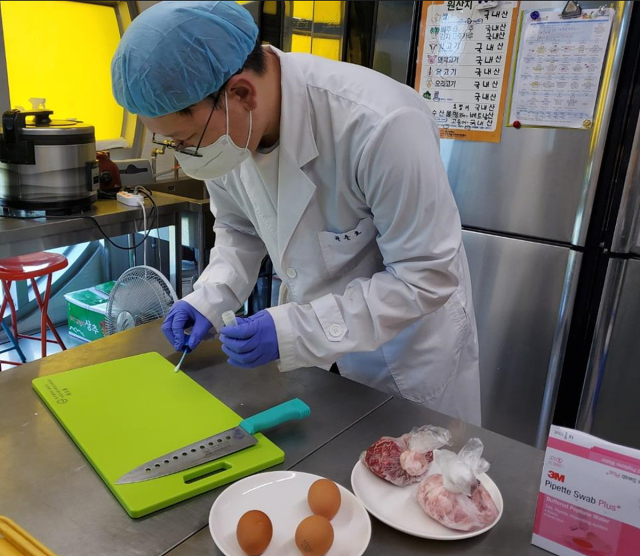 대구시 보건환경연구원은 신학기를 맞아 지역 내 유치원 및 초중고 600곳을 대상으로 급식 식재료 및 조리기구 안전성 검사를 진행한다. 대구시 보건환경연구원 제공.