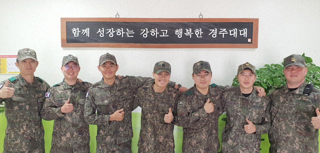 산불 초기진화에 나섰던 육군 50사단 경주대대 장병들. 왼쪽부터 현재경 중령, 이기영 대위, 이승우 상병, 김정원 병장, 김준희 병장, 김지웅 하사, 신재권 상사. 경주소방세 제공
