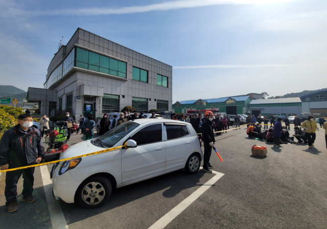 8일 오전 10시 30분께 전북 순창군 구림면 한 농협 주차장에서 1t트럭이 조합장 투표를 기다리던 인파를 들이받아 소방당국이 구조작업을 하고 있다. 이 사고로 현재까지 3명이 심정지 상태이고, 16명은 다쳐 치료 중인 것으로 파악됐다. 연합뉴스
