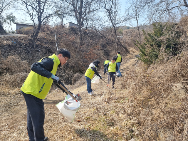 경북농협(본부장 윤성훈)는 8일 안동 천등산 일대에서 봄철 산불예방 캠페인 및 환경정화 활동을 펼쳤다. 경북농협 제공