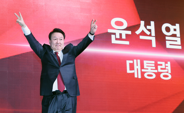 윤석열 대통령이 8일 경기도 고양시 킨텍스에서 열린 국민의힘 제3차 전당대회에서 축사에 앞서 인사하고 있다. 연합뉴스
