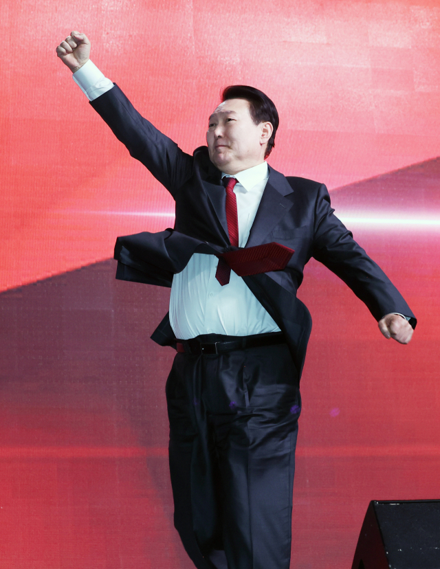 윤석열 대통령이 8일 경기도 고양시 킨텍스에서 열린 국민의힘 제3차 전당대회에서 축사에 앞서 어퍼컷 세리머니를 하고 있다. 연합뉴스