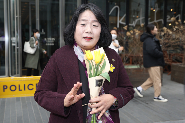 무소속 윤미향 의원이 8일 오후 서울 종로구 옛 일본대사관 인근에서 열린 일본군 성노예제 해결을 위한 제1586차 수요시위에 참석하고 있다. 연합뉴스
