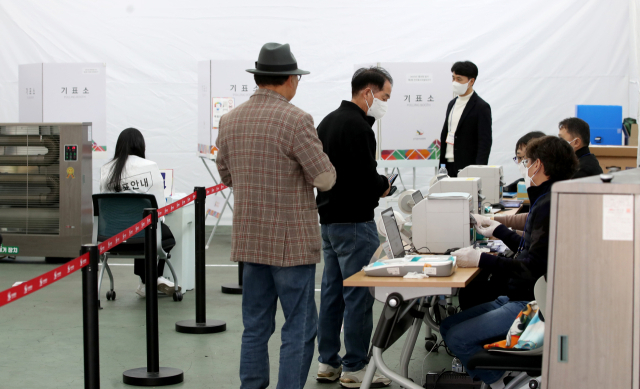 제3회 전국동시조합장선거 투표일인 8일 대구 달서구 월배농협본점 진천동 투표소에서 유권자들이 투표를 하고 있다. 김영진 기자 kyjmaeil@imaeil.com