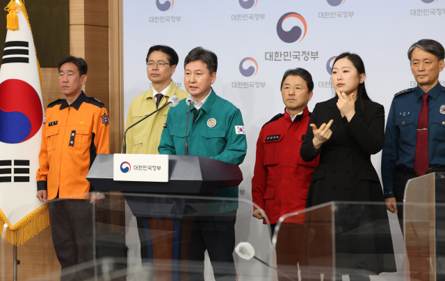 한창섭 행정안전부 차관이 8일 오전 서울 종로구 정부서울청사 별관에서 봄철 산불방지를 위한 대국민 참여를 호소하는 담화에 참석해 5개 부처를 대표해 발표하고 있다. 연합뉴스