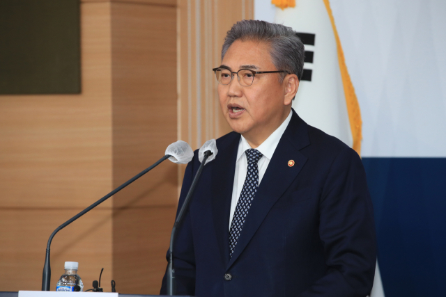 박진 외교부 장관이 6일 서울 종로구 외교부 청사에서 2018년 대법원의 배상 확정판결을 받은 국내 강제징용 피해자들에게 행정안전부 산하 일제강제동원피해자지원재단(이하 재단)이 조성한 재원으로 판결금을 대신 변제하는 방안을 발표하고 있다. 연합뉴스