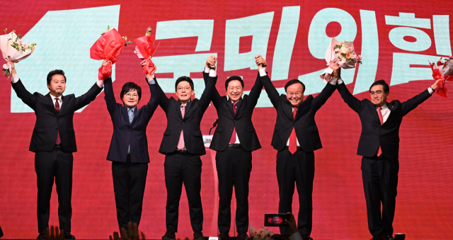 국민의힘 대표로 선출된 김기현 의원과 최고위원, 청년최고위원들이 8일 경기 고양시 킨텍스에서 열린 제3차 전당대회에서 환호하고 있다. 연합뉴스