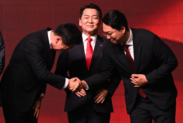 국민의힘 김기현 신임 당 대표가 8일 오후 경기도 일산 킨텍스에서 열린 국민의힘 제3차 전당대회에서 당대표로 선출된 후 천하람 후보와 악수하고 있다. 연합뉴스