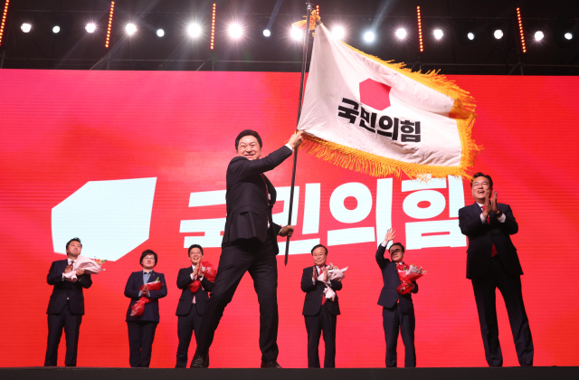 국민의힘 김기현 신임 당 대표가 8일 오후 경기도 고양시 일산 킨텍스에서 열린 국민의힘 제3차 전당대회에서 당 대표로 선출된 후 당기를 흔들고 있다. 연합뉴스