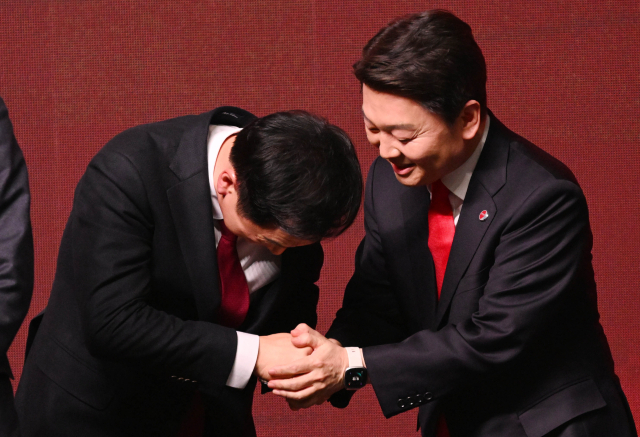 국민의힘 김기현 신임 당 대표가 8일 오후 경기도 일산 킨텍스에서 열린 국민의힘 제3차 전당대회에서 당대표로 선출된 후 안철수 후보와 악수하고 있다. 연합뉴스