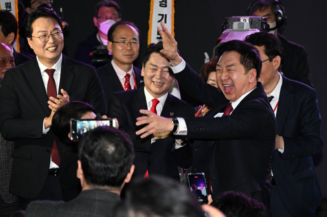 국민의힘 김기현, 안철수, 천하람 국민의힘 당대표 후보 등 참석자들이 8일 오후 경기도 일산 킨텍스에서 열린 국민의힘 제3차 전당대회에서 축하공연 시간에 함께 춤을 추고 있다. 연합뉴스