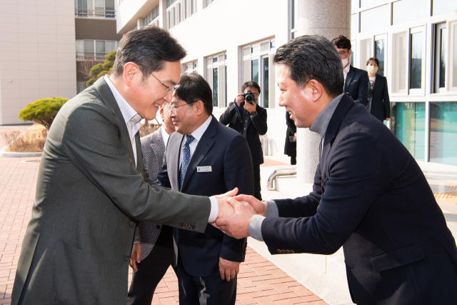 지난 7일 구미전자공고에서 김장호 구미시장과 이재용 삼성전자 회장의 특별한 만남이 이뤄졌다. 구미시 제공