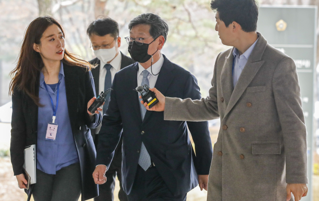 이용구 전 법무부 차관이 9일 서울 서초구 서울고등법원에서 열린 특정범죄 가중처벌 등에 관한 법률 위반(운전자폭행 등) 등 선고 공판에 출석하고 있다. 연합뉴스