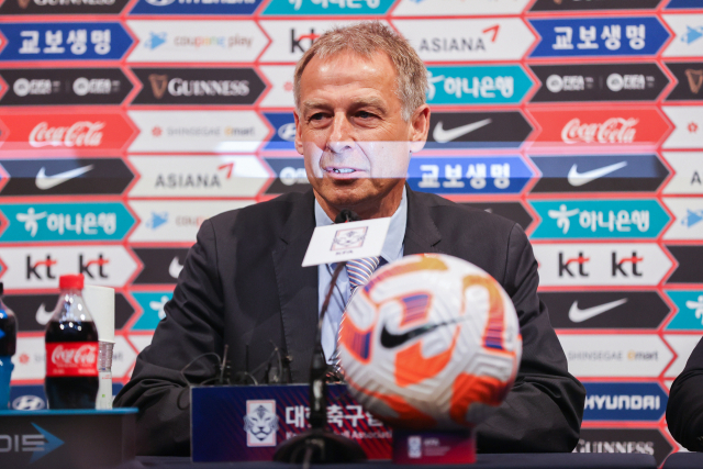 우리나라 축구 국가대표팀의 새 사령탑 위르겐 클린스만 감독이 9일 오후 경기도 파주NFC(축구대표팀 트레이닝센터)에서 열린 취임 기자회견에서 포부를 밝히고 있다. 연합뉴스
