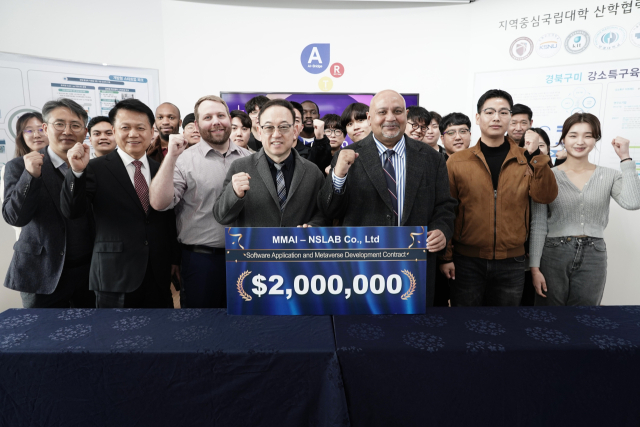 금오공대 연구소기업 ㈜엔에스랩, 미국 MMA사(社) 관계자들이 수출 계약을 맺고 기념촬영하고 있다. 금오공대 제공