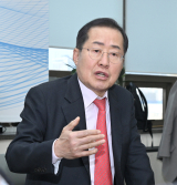 홍준표 대구시장이 9일 기자실을 방문해 주요 현안에 대해 설명하고 있다. 대구시 제공.