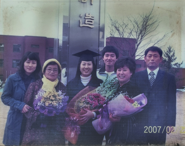 2007년 신정순 씨의 첫째 딸 졸업식에서 촬영한 가족사진. 오른쪽 두 번째가 신 씨, 왼쪽 두 번째가 시어머니 고 권계화 씨. 가족 제공.