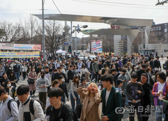 지난 3월 9일 낮 대구 북구 경북대 북문 앞이 학생들로 붐비고 있다. 대구시는 도시철도 4호선(엑스코선) 경대역 위치를 경북대 북문 방향으로 조정한다고 이날 밝혔다. 기사 내용과는 상관없는 이미지. 우태욱 기자 woo@imaeil.com