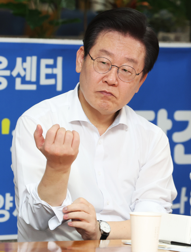 이재명 더불어민주당 대표에 대한 검찰수사가 정당하다고 응답한 국민이 절반을 넘는다는 여론조사 결과가 나왔다. 지난 1월 같은 조사 때보다 6.2%포인트(p) 오른 수치다. 사진은 이재명 대표가 지난 7일 오후 경기도 안양시 만안구의 한 사우나에서 열린 소상공인 에너지 지원법 관련 현장간담회에서 참석자 발언을 듣고 있는 모습. 연합뉴스