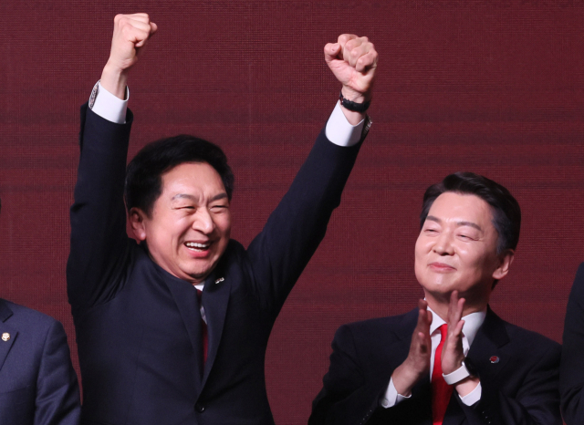 8일 오후 경기도 고양시 일산 킨텍스에서 열린 국민의힘 제3차 전당대회에서 개표결과 발표 뒤 김기현 신임 당 대표가 환호하고 있다. 오른쪽은 안철수 당 대표 후보. 연합뉴스