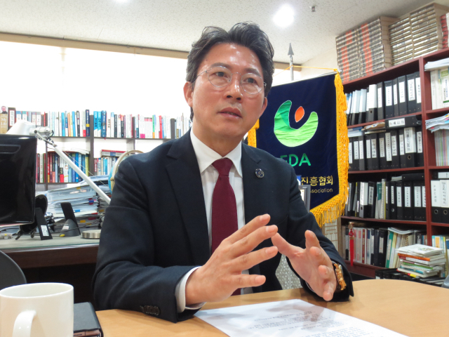 강신규 식품외식진흥협회 초대회장이 지난 8일 대구 북구 침산동 식품외식진흥협회 사무실에서 진행한 인터뷰에서 