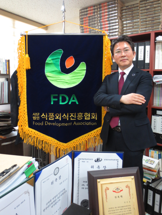 강신규 식품외식진흥협회 초대회장이 지난 8일 대구 북구 침산동 식품외식진흥협회 사무실에서 진행한 인터뷰에서