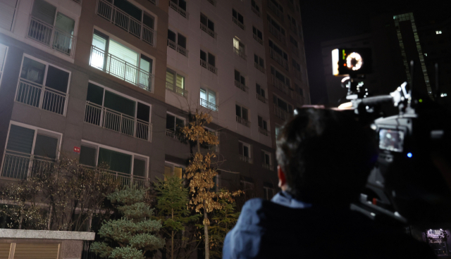 더불어민주당 이재명 대표의 경기지사 시절 초대 비서실장이 숨진 채 발견된 경기도 성남시 수정구의 자택 앞에서 10일 오전 취재진이 취재를 하고 있다. 연합뉴스